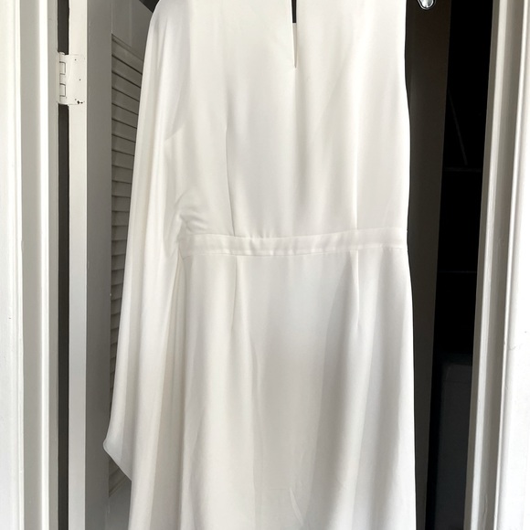 Halston flowy arm dress in Chalk - Picture 2 of 10
